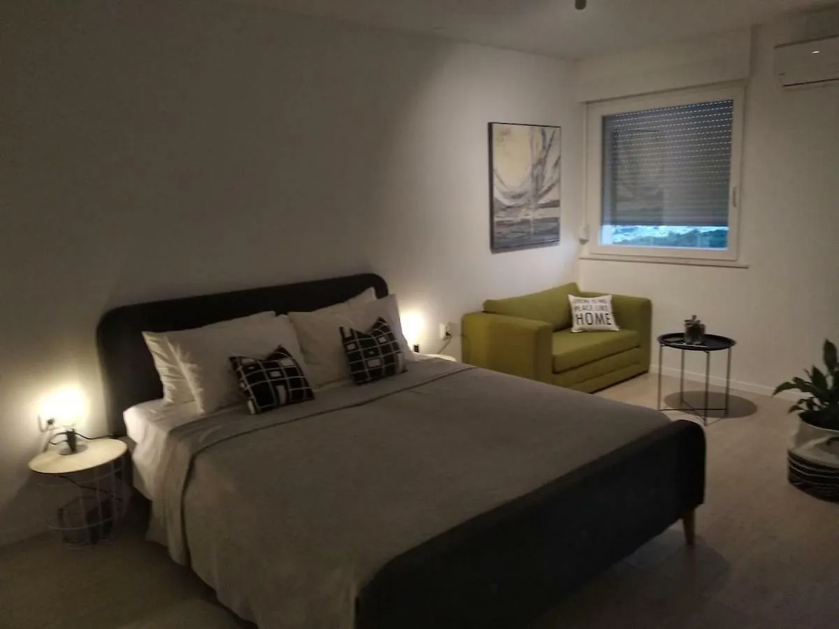 Sky Apartment Pula 0*,